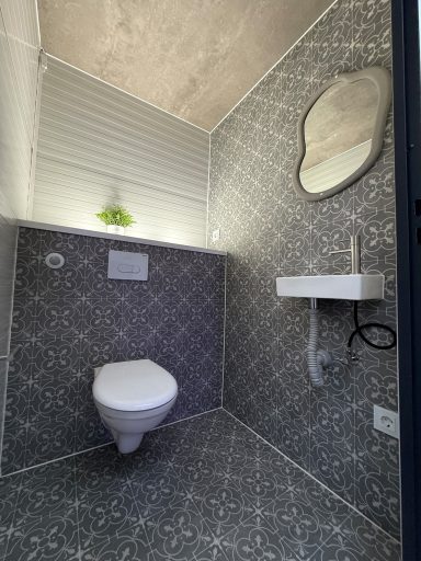 Innenansicht Damenbereich mit WC und Waschbecken in modernem Design